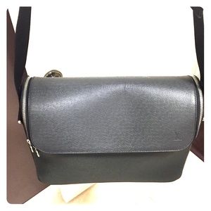 Black epi Louis Vuitton messenger crossbody